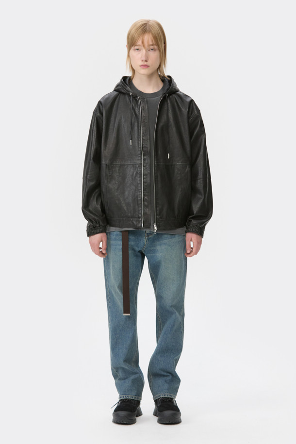 세련된 블랙 컬러의 소가죽 후드 집업 재킷입니다. 캐주얼, 클래식, 미니멀 스타일을 모두 아우르는 디자인으로, 봄, 가을 시즌에 활용하기 좋습니다. 부드러운 촉감과 두꺼운 두께감으로 편안하면서도 고급스러운 착용감을 선사합니다. YKK 지퍼를 사용하여 내구성을 높였으며, 데일리룩부터 모임룩, 출근룩까지 폭넓게 활용 가능합니다. 레귤러 핏으로 제작되어 어떤 체형에도 잘 어울립니다.
