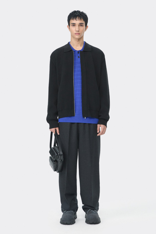 블랙 라인 칼라 가디건은 남성용 상의로, 가을과 겨울에 착용하기 좋은 두꺼운 두께의 니트/스웨터입니다. 코튼 86%와 울 14% 혼방 소재로 제작되어 부드러운 촉감을 선사하며, 퀼팅 안감으로 보온성을 높였습니다. 릴랙스 핏과 긴소매 디자인, 무지 패턴으로 베이직하고 미니멀한 스타일을 연출합니다. 2X1 립 카라와 1OZ 하스 충전재를 사용하여 아우터형 스웨터로도 활용 가능하며, 출근룩과 클래식, 미니멀, 캐주얼 스타일 모두에 잘 어울립니다.
