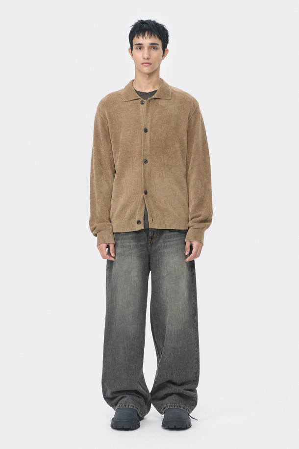 깊이 있는 분위기를 연출하는 브라운 컬러의 셔닐 카라 가디건입니다. 부드러운 촉감의 셔닐 원사를 사용하여 포근하고 따뜻한 착용감을 선사하며, 사이드 배색 파이핑 포인트가 은은한 멋을 더합니다. 릴랙스핏으로 편안하게 착용 가능하며, 가을, 겨울 시즌 데이트룩, 모임룩 등 다양한 TPO에 활용하기 좋습니다. 베이직, 캐주얼, 클래식, 미니멀 스타일을 즐기는 남성분들께 추천하며 버튼 여밈으로 간편하게 착용할 수 있습니다. 두꺼운 두께감으로 보온성을 높였습니다.
