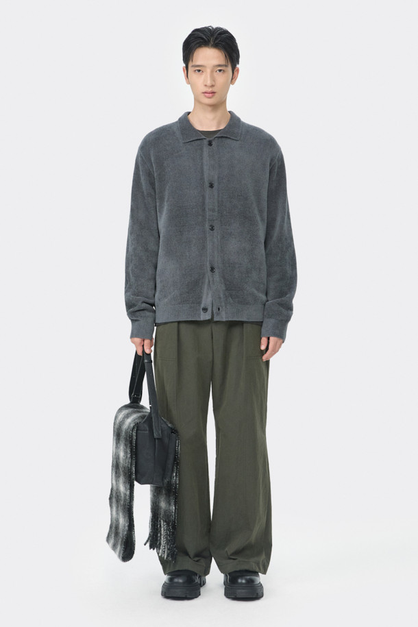 **그레이 셔닐 카라 가디건**은 부드러운 셔닐 원사를 사용하여 포근한 착용감을 선사합니다. 릴랙스 핏으로 편안함을 강조하며, 캐주얼 및 클래식 스타일을 모두 아우르는 디자인입니다. 카라넥과 사이드 배색 파이핑 디테일이 돋보이며, 버튼 여밈으로 간편하게 착용할 수 있습니다. 가을, 겨울철 출근룩과 모임룩에 활용하기 좋은 두꺼운 두께감의 긴소매 니트/스웨터입니다.
