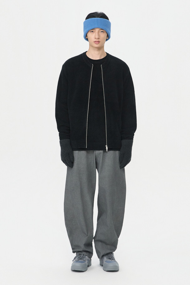 블랙 셔닐 라운드 짚 카디건은 부드러운 촉감의 셔닐 원사를 사용하여 제작된 남성용 니트/스웨터입니다. 가을, 겨울 시즌에 어울리며, 릴랙스 핏으로 편안하게 착용 가능합니다. 라운드넥 디자인에 투웨이 집업 여밈 방식으로 실용성을 더했으며, 어깨선 실리콘 테이프와 사이드 배색 파이핑 디테일로 포인트를 주었습니다. 출근룩과 모임룩, 캐주얼 및 미니멀 스타일을 즐겨 입는 남성에게 추천하는 베이직하고 세련된 아이템입니다. 두꺼운 두께감으로 따뜻하게 착용할 수 있습니다.
