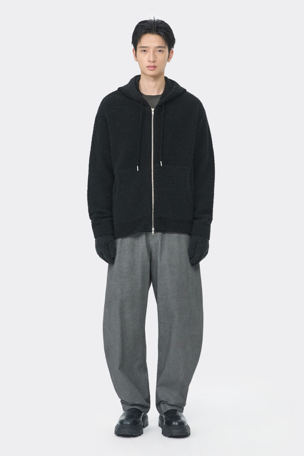 블랙 클라우드 후드 집업 가디건은 가을, 겨울 시즌의 캐주얼 스타일을 위한 남성 의류입니다. 부드러운 촉감의 웨이브 부클사를 사용하여 제작되었으며, 3GG 두께감으로 보온성을 높였습니다. 릴랙스핏으로 편안한 착용감을 제공하며, 캥거루 포켓과 2-Way 집업 디테일로 실용성을 더했습니다. 무지 디자인에 후드 네크라인으로 스포티한 느낌을 더하여 미니멀하고 클래식한 스타일을 연출하기 좋습니다. 폴리에스테르, 나일론, 아크릴, 울, 폴리우레탄 혼방의 고급 소재를 사용하여 제작되었습니다.

