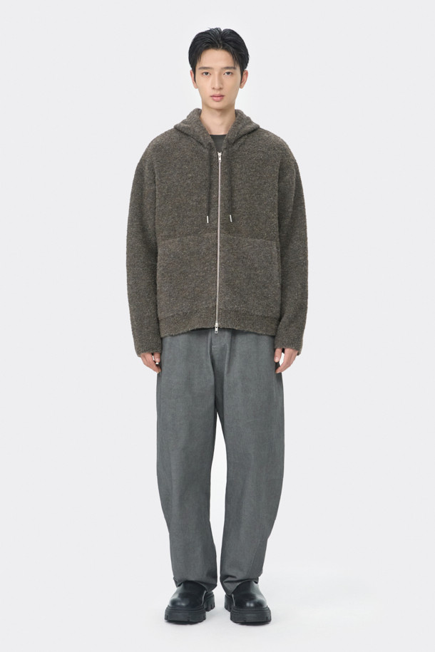 브라운 클라우드 후드 집업 가디건은 가을, 겨울 시즌에 어울리는 남성용 니트/스웨터입니다. 릴랙스핏으로 편안한 착용감을 선사하며, 두꺼운 두께감과 부드러운 촉감의 웨이브 부클사 소재로 제작되어 보온성을 높였습니다. 캥거루 포켓과 2-Way 집업 디테일이 실용성을 더하고, 후드 디자인으로 캐주얼하고 미니멀한 스타일을 연출합니다. 무지 패턴의 브라운 컬러로 다양한 스타일에 매치하기 용이한 데일리 아이템입니다.
