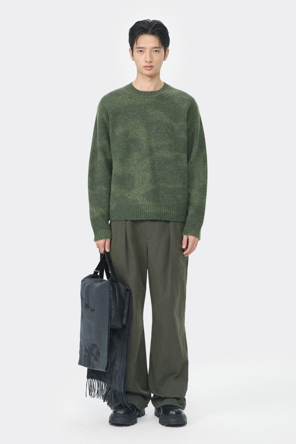 그린 스테인 프린팅 라운드 넥 스웨터는 RWS Wool 100% 원사를 사용하여 제작되어 부드러운 촉감을 선사합니다. 남성용으로, 가을과 겨울에 따뜻하게 착용할 수 있는 두꺼운 두께감의 레귤러핏 스웨터입니다. 캐주얼, 클래식, 미니멀 스타일을 소화하며, 출근룩과 모임룩으로 활용하기 좋습니다. 라운드넥 디자인에 스테인 프린트가 더해져 개성 있는 스타일을 연출합니다. 긴 소매 기장으로 보온성을 높였습니다.
