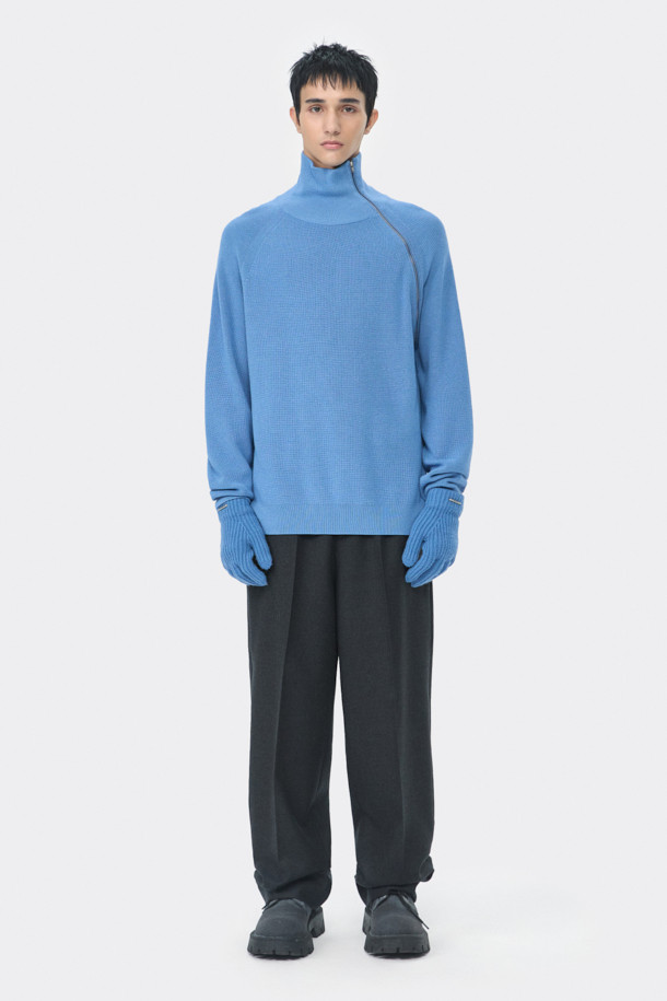 블루 터틀넥 사이드 지퍼 스웨터는 가을과 겨울에 어울리는 남성용 베이직 스타일 니트 스웨터입니다. 울, 코튼, 레이온 혼방 소재로 제작되어 산뜻한 촉감을 선사하며, 14GG 두께로 보온성을 더했습니다. 릴랙스핏으로 편안한 착용감을 제공하며, 사이드 지퍼 디테일이 특징입니다. 출근룩과 비즈니스 캐주얼에 활용하기 좋으며, 클래식, 미니멀, 캐주얼 스타일을 모두 소화할 수 있습니다.
