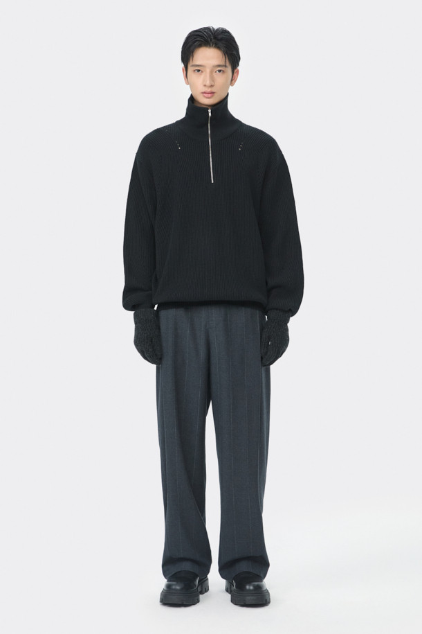블랙 터틀넥 하프 집업 스웨터는 가을, 겨울 시즌에 어울리는 남성용 상의입니다. 부드러운 면과 울 혼방 소재로 제작되어 얇지만 보온성이 뛰어나며, 레귤러 핏으로 편안하게 착용 가능합니다. 미니멀하고 베이직한 디자인으로 출근룩, 비즈니스 캐주얼 등 다양한 TPO에 활용하기 좋습니다. 12GG 골조직 짜임과 하프 집업 디테일이 특징이며, 긴 소매와 터틀넥/하프넥 디자인으로 세련된 스타일을 연출합니다.
