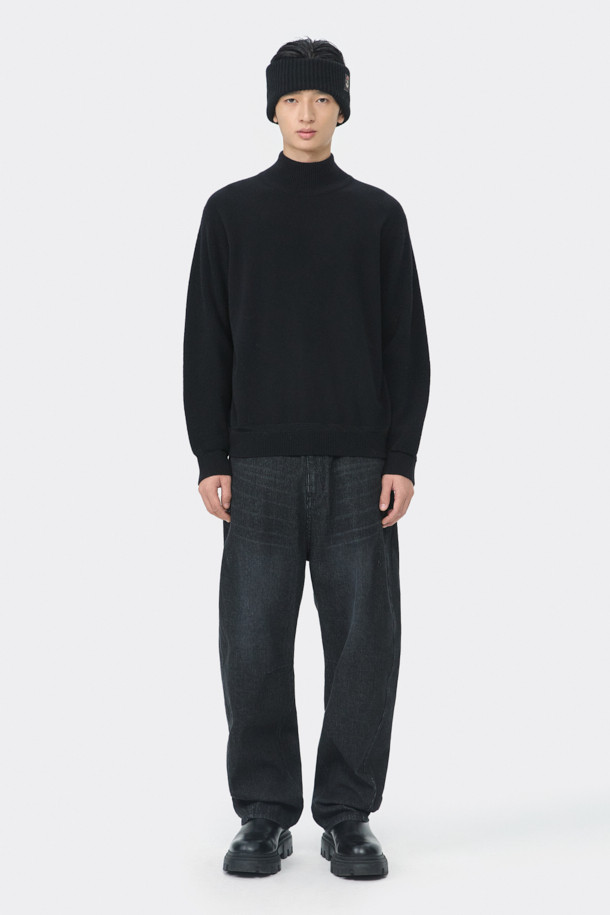 네, 알겠습니다. 주어진 정보를 바탕으로 블랙 터틀넥 스웨터에 대한 상세 설명을 작성하겠습니다.

**블랙 터틀넥 스웨터**

부드러운 울 소재로 제작되어 가을과 겨울, 포근한 착용감을 선사하는 블랙 터틀넥 스웨터입니다. 레귤러 핏에 긴 소매 기장으로, 베이직한 디자인과 두꺼운 두께감이 특징입니다. 출근룩, 비즈니스 캐주얼, 모임룩 등 다양한 TPO에 활용 가능하며, 클래식, 미니멀, 시크한 스타일을 연출하기 좋습니다. 무지 디자인에 배색 자수 포인트로 은은한 멋을 더했습니다.
