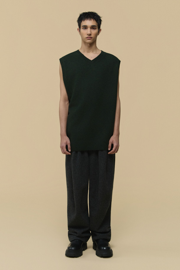 [HED MAYNER] 그린 울 트위스티드 베스트는 모던한 스타일을 추구하는 분들을 위한 아이템입니다. 부드러운 울 소재와 릴랙스 핏으로 편안한 착용감을 선사하며, 비틀린 비대칭 실루엣과 트위스트 절개 구조가 독특한 매력을 더합니다. 펠트 워싱 가공과 자연스러운 보풀감, 입체적인 표면 질감이 특징이며, V넥 디자인과 민소매 기장으로 클래식, 미니멀, 시크한 무드를 연출합니다. 모임룩에 포인트를 더할 수 있는 베스트입니다.
