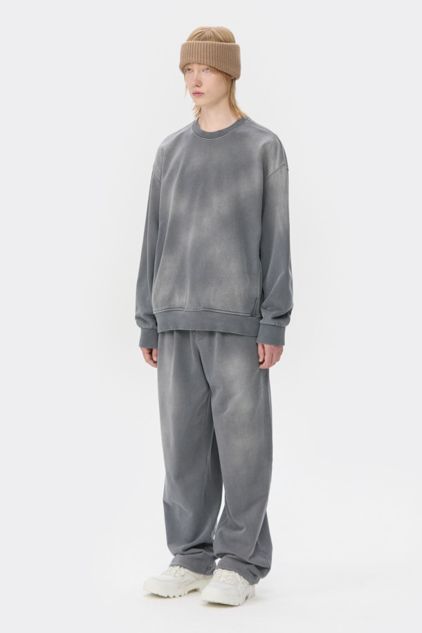 베이지 컬러의 니트 이어머프는 겨울철 추위를 따뜻하게 녹여줄 아이템입니다. 캐시미어와 울 소재 혼방으로 제작되어 부드러운 촉감과 뛰어난 보온성을 자랑하며, 골지 패턴이 클래식하고 베이직한 디자인을 더합니다. 튜브형 실루엣으로 넥워머 또는 헤드워머로도 활용 가능하며, 로고 바 장식이 은은한 포인트를 선사합니다. 출근룩과 연말 모임룩 등 다양한 TPO에 미니멀하고 캐주얼한 스타일로 매치하여 따뜻하면서도 세련된 겨울 스타일을 연출해보세요.
