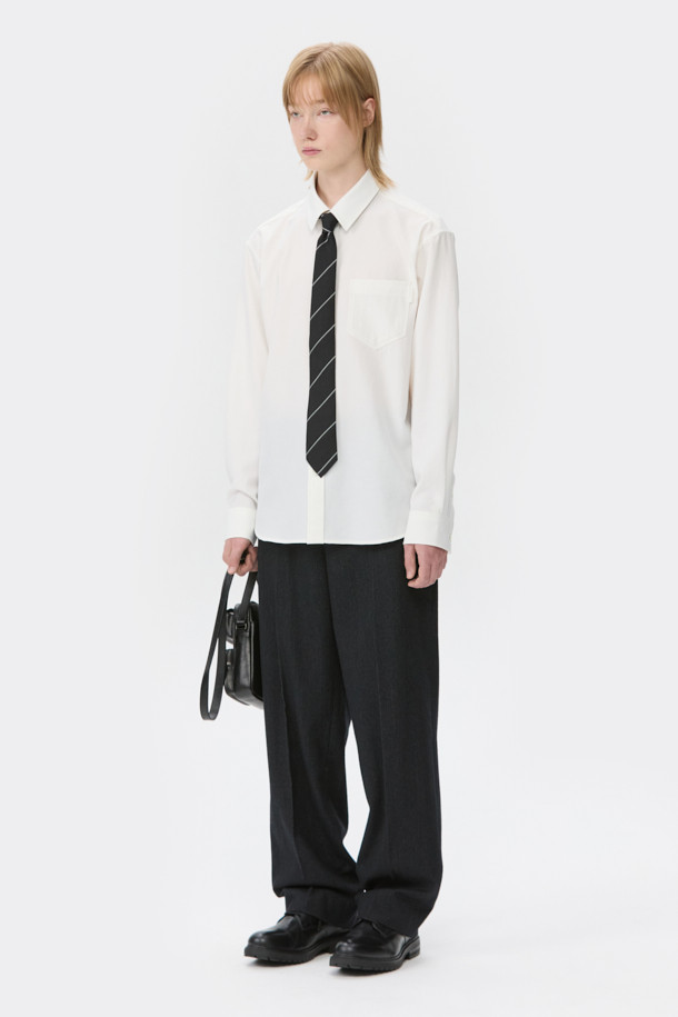 클래식한 스타일을 뽐내는 블랙 스트라이프 넥타이입니다. 부드러운 실크 소재로 제작되어 고급스러운 촉감을 선사하며, 안감에는 로고 자수 디테일이 더해져 세련됨을 더했습니다. 레지멘탈 스트라이프 패턴은 어떤 룩에도 포인트를 주어 오피스룩, 비즈니스 캐주얼, 회의룩 등 다양한 TPO에 활용하기 좋습니다. 미니멀한 디자인으로 유행을 타지 않고 오랫동안 착용할 수 있습니다.
