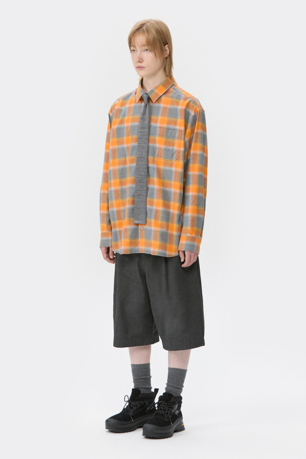 세련된 스타일을 완성하는 그레이 니트 넥타이입니다. 남성용으로, 베이직하면서도 클래식한 디자인이 특징입니다. 폴리에스테르 소재로 제작되어 형태 유지력이 뛰어나고 내구성이 좋습니다. 니트 조직 텍스처와 스퀘어 팁 디자인이 돋보이며, 오피스룩, 비즈니스 캐주얼, 회의룩 등 다양한 TPO에 활용하기 좋습니다. 미니멀한 스타일을 선호하는 분들께 추천합니다.
