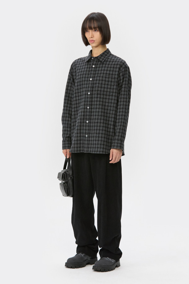 세련된 남성 스타일을 완성하는 블랙 가죽 미니 크로스백입니다. 부드러운 가죽 소재와 은은한 광택 마감으로 고급스러운 분위기를 자아냅니다. 미니멀한 디자인에 로고 장식으로 포인트를 더했으며, 내부 카드 포켓이 있어 실용성을 높였습니다. 사이즈 조절이 가능한 스트랩으로 편안한 착용감을 제공하며, 오피스룩, 비즈니스 캐주얼, 모임룩 등 다양한 TPO에 활용할 수 있습니다. 미니멀, 클래식, 시크한 스타일을 즐기는 남성분들께 추천합니다.
