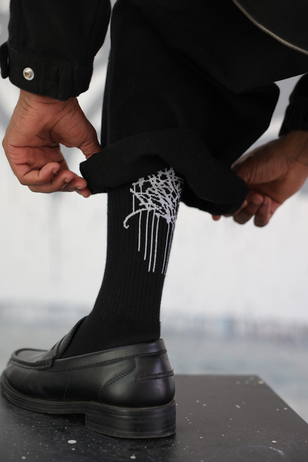 [BISCO SMITH] 블랙 그래픽 양말은 BISCO SMITH 작가의 'AsAbove' 작품을 모티프로 디자인된 공용 양말입니다. 면혼방 소재로 제작되어 부드러운 촉감과 사계절 내내 착용 가능한 실용성을 갖췄습니다. 블랙 컬러 바탕에 그래픽 및 로고 패턴이 돋보이며, 캐주얼, 미니멀, 스트리트 스타일을 즐겨 입는 분들께 추천합니다. 일상생활은 물론 산책룩, 집콕룩에도 잘 어울리며, 논슬립 기능으로 편안한 착용감을 제공합니다. 양말 바닥면에는 작가명이 새겨져 소장 가치를 더합니다.
