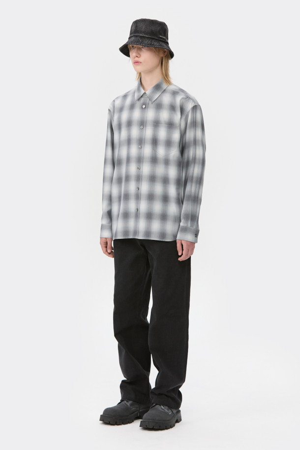 블랙 워시드 데님 버킷햇은 캐주얼, 미니멀, 레트로 스타일을 즐기는 당신을 위한 아이템입니다. 봄, 여름, 가을 계절에 적합하며, 데님 소재에 워싱 처리하여 빈티지한 텍스처와 불균일한 워싱으로 독특한 매력을 더했습니다. 깊은 모자 깊이와 안정적인 챙 넓이로 편안한 착용감을 선사하며, 로고 금속 장식이 디자인의 포인트를 더합니다. 동네 마실룩, 산책룩, 여행룩 등 다양한 TPO에 활용하여 스타일리시함을 연출해보세요.
