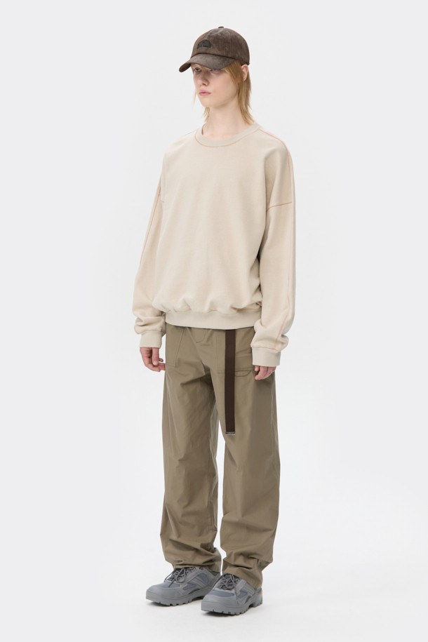 브라운 텍스처 캡은 부드러운 합성가죽 소재로 제작되어 봄, 여름, 가을 계절에 착용하기 좋습니다. 일반적인 깊이와 챙 넓이로 디자인되었으며, 로고 패턴과 자수, 리벳 장식이 돋보입니다. 텍스처 소재와 은은한 광택감이 특징이며, 캐주얼, 미니멀, 클래식 스타일을 즐기는 분들께 추천합니다. 동네 마실룩, 산책룩, 여행룩 등 다양한 TPO에 활용할 수 있으며, 사이즈 조절 기능으로 편안한 착용감을 제공합니다.
