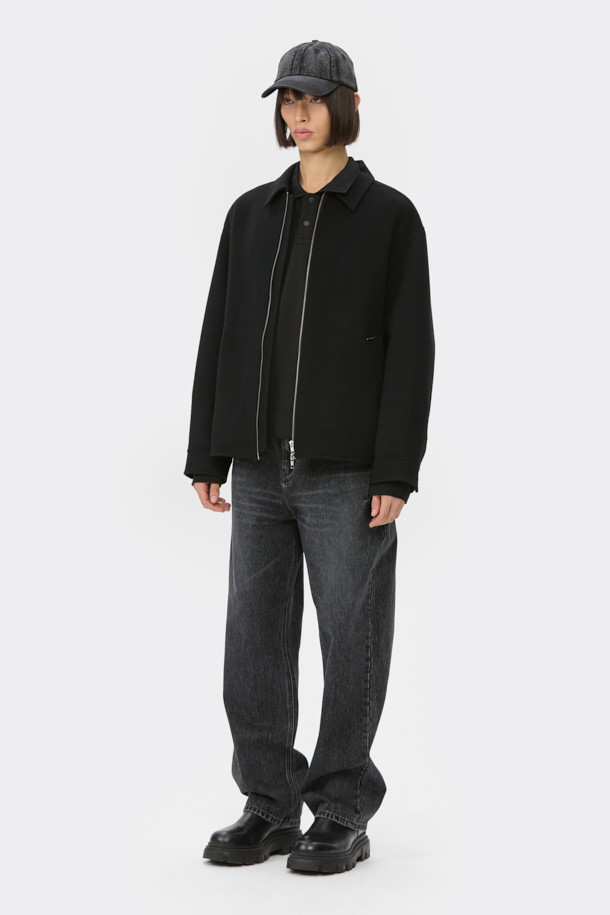 블랙 워시드 데님 캡은 캐주얼, 클래식, 미니멀 스타일을 즐기는 분들을 위한 데일리 모자입니다. 부드러운 촉감의 데님과 면 혼방 소재로 제작되어 봄, 여름, 가을 계절에 착용하기 좋습니다. 깊은 모자 깊이와 일반 챙 넓이로 편안한 착용감을 선사하며, 빈티지한 워싱 디테일이 돋보입니다. 클래식한 볼캡 쉐입에 로고 리벳 장식과 후면 비죠 디테일로 포인트를 더했습니다. 사이즈 조절이 가능하여 누구나 편안하게 착용할 수 있으며, 동네 마실룩, 산책룩, 여행룩 등 다양한 TPO에 활용하기 좋습니다.
