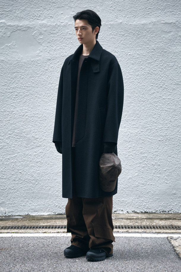 세련된 무드를 연출하는 블랙 울 맥 코트입니다. 가을, 겨울 시즌에 어울리는 두꺼운 두께감으로 보온성을 높였으며, 미니멀하고 클래식한 디자인이 특징입니다. 히든 버튼 여밈 방식과 오버핏으로 편안한 착용감을 선사하며, 탈부착 가능한 허리 벨트와 비죠 장식으로 다양한 스타일을 연출할 수 있습니다. 롱 기장과 긴 소매, 둥근 포켓 디테일이 돋보이며, 상체 상단 부분 안감 처리를 통해 고급스러움을 더했습니다. 출근룩, 비즈니스 캐주얼, 모임룩 등 다양한 TPO에 활용 가능하며, 시크하고 세련된 스타일을 완성해 보세요.
