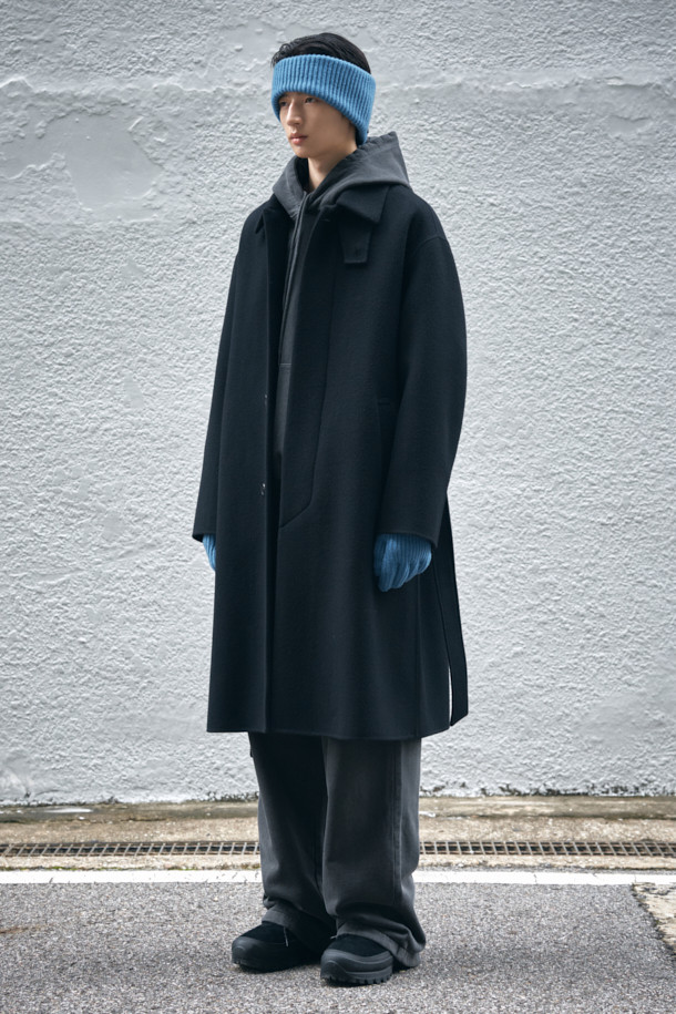 블랙 캐시미어 블렌디드 맥 코트는 미니멀하고 클래식한 스타일을 추구하는 분들을 위한 아우터입니다. 울, 나일론, 캐시미어, 폴리우레탄의 혼방 소재로 제작되어 부드러운 촉감과 고급스러운 분위기를 선사합니다. 히든 버튼 여밈 방식과 오버핏 실루엣으로 편안하면서도 세련된 핏을 연출하며, 탈부착 가능한 허리 벨트와 비죠 장식으로 다양한 스타일을 연출할 수 있습니다. 가을, 겨울 시즌에 출근룩, 오피스룩, 모임룩 등 다채로운 TPO에 활용 가능하며, 핸드메이드 공법 봉제와 둥근 모서리 포켓 등의 디테일이 돋보입니다. 상체 상단 부분만 안감 처리되어 보온성을 더했습니다.
