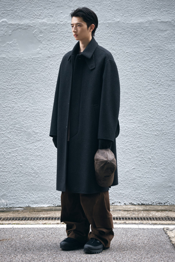 그레이 캐시미어 블렌드 맥 코트는 남성 고객을 위한 아우터입니다. 가을과 겨울에 어울리는 두꺼운 두께감으로, 캐시미어, 울, 나일론, 폴리우레탄 혼방 소재를 사용하여 부드러운 촉감을 선사합니다. 히든 버튼 여밈 방식의 롱 기장 오버핏 코트로, 클래식, 미니멀, 시크 스타일을 연출하기 좋습니다. 탈부착 가능한 허리 벨트와 비죠 장식, 핸드메이드 봉제, 둥근 포켓 디자인, 상체 상단 안감 적용 등 디테일이 돋보이며, 출근룩, 비즈니스 캐주얼, 모임룩에 활용하기 좋습니다.

