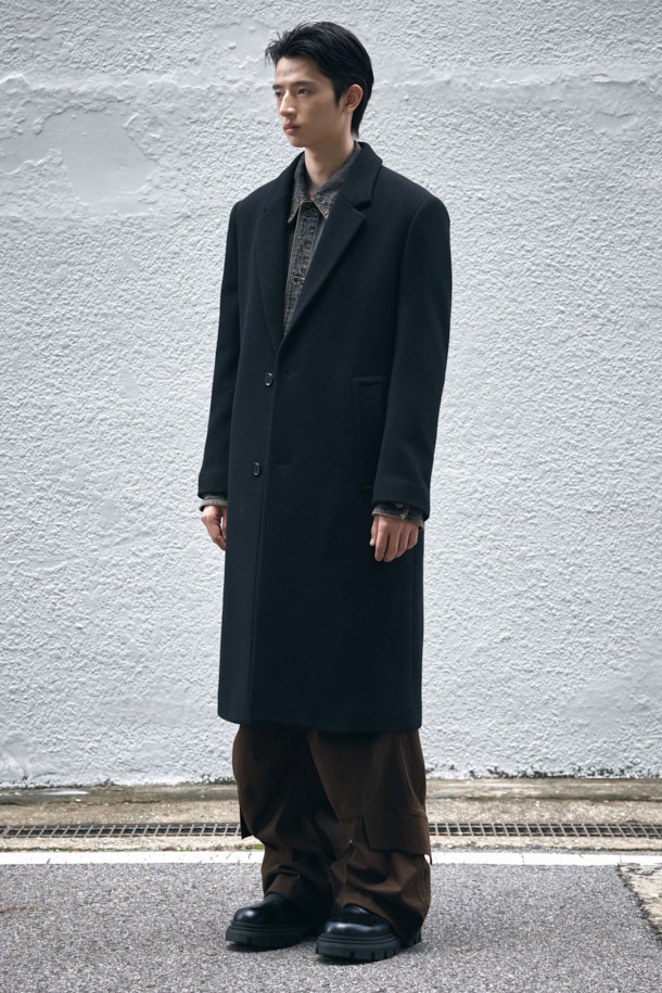 블랙 캐시미어 블렌디드 싱글 코트는 남성 고객을 위한 가을/겨울용 아우터입니다. 울, 캐시미어, 폴리에스테르, 나일론, 레이온, 코튼 등 다양한 소재를 혼방하여 부드러운 촉감과 두꺼운 두께를 자랑합니다. 클래식하고 미니멀한 스타일로, 오피스룩, 비즈니스 캐주얼, 모임룩 등 TPO에 맞춰 시크하게 연출할 수 있습니다. 너치드 라펠, 2버튼, 사이드 다트, 숄더 다트, 어깨 패드, 포켓 스티치 디테일이 돋보이는 레귤러핏 싱글 코트입니다. 긴 소매 기장의 무지 디자인으로 어떤 스타일에도 쉽게 매치할 수 있습니다.
