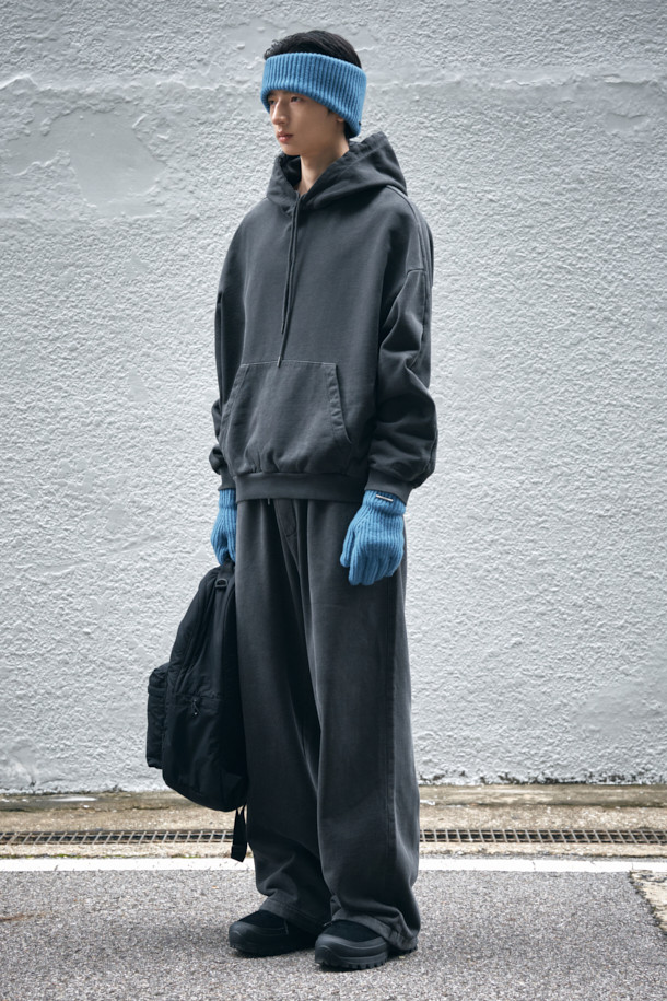 그레이 컬러의 피그먼트 다잉 후디입니다. 캐주얼하고 베이직한 스타일로, 가을과 겨울에 따뜻하게 착용하기 좋습니다. 면 소재로 제작되어 탄탄한 촉감을 자랑하며, 오버핏 디자인으로 편안한 착용감을 선사합니다. 소매에는 로고 자수 디테일이, 후면 하단에는 시그니처 스트링 디테일이 더해져 포인트를 더했습니다. 집콕룩, 산책룩 등 다양한 TPO에 활용 가능하며, 미니멀한 스타일을 연출하기 좋습니다.
