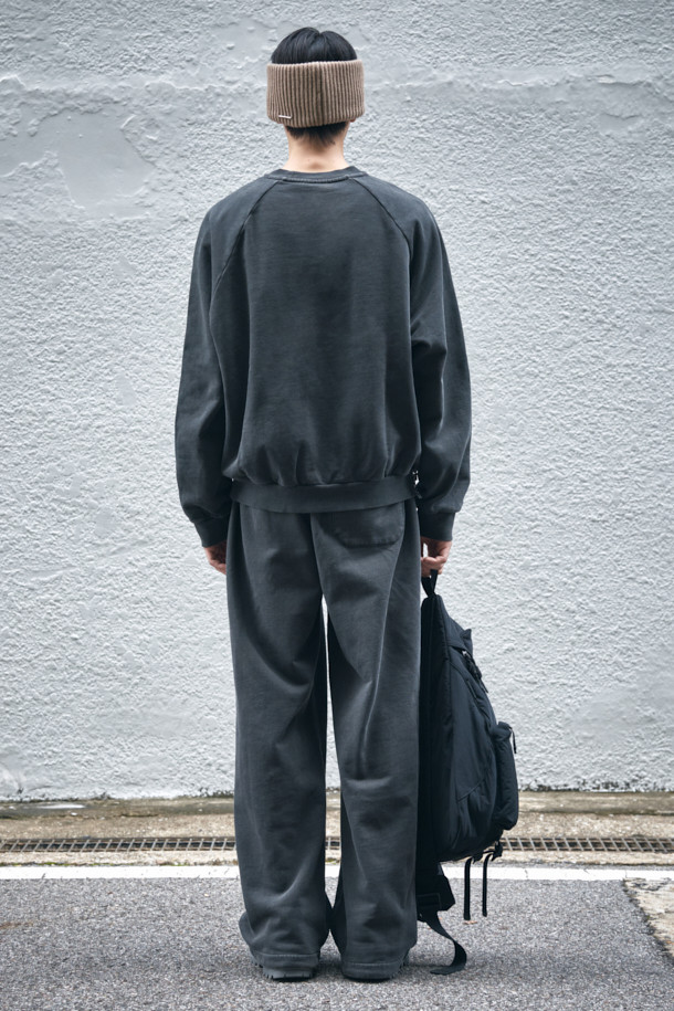 그레이 색상의 그레이 염색 스웨트셔츠입니다. 베이직하고 캐주얼한 스타일로, 봄, 가을, 겨울 모두 활용 가능합니다. 피그먼트 다잉 처리된 면 소재로 제작되었으며, 오버핏으로 편안한 착용감을 선사합니다. 소매에는 로고 자수가, 후면에는 시그니처 스트링 디테일이 있으며, 밑단과 소매는 시보리 처리되어 있습니다. 집콕룩이나 산책룩으로 미니멀하고 클래식하게 연출해보세요.
