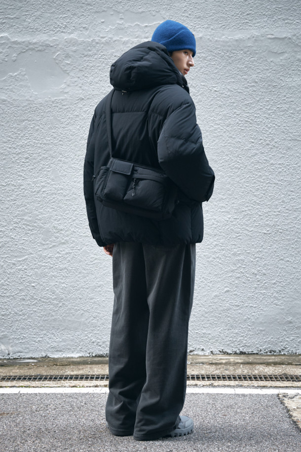 블랙 후디 다운 푸퍼 재킷은 겨울철 일상에서 캐주얼하고 미니멀한 스타일을 연출하기에 적합합니다. 넉넉한 오버핏에 후드 디자인으로 편안함을 더했으며, 무지 패턴으로 어떤 옷에도 쉽게 매치할 수 있습니다. 나일론과 구스다운 소재를 사용하여 보온성을 높였으며, 두꺼운 두께감으로 추운 날씨에도 따뜻하게 착용할 수 있습니다. 집업 여밈 방식에, 이중 플라켓, 히든 포켓, 밑단 스트링, 2-Way 지퍼 등의 디테일로 실용성을 더했습니다. 긴 소매 기장으로 더욱 포근한 착용감을 선사합니다.
