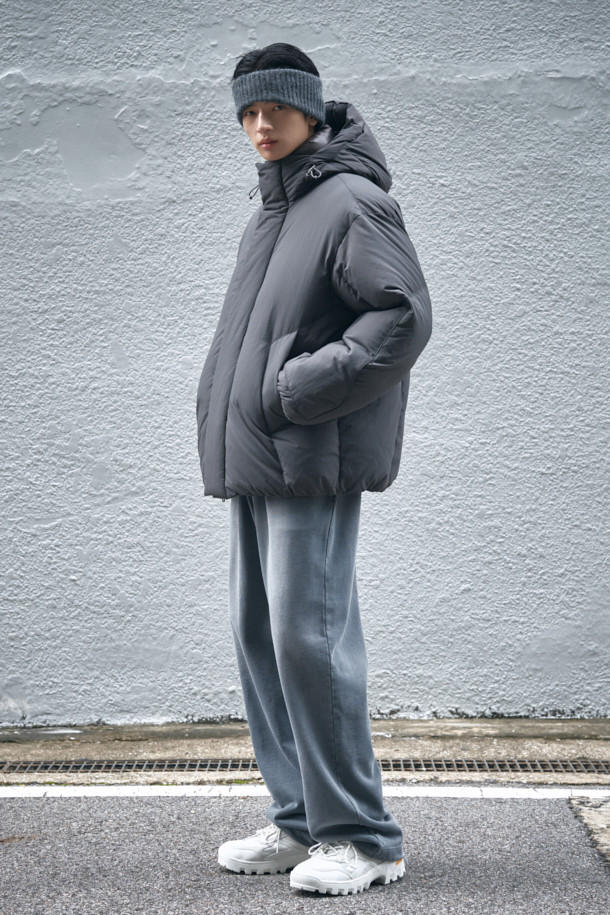 브라운 후디 다운 푸퍼 재킷은 겨울철 일상에서 캐주얼하고 미니멀한 스타일을 연출하기에 좋은 아우터입니다. 넉넉한 오버핏으로 편안함을 강조하며, 후드와 이중넥, 이중 플라켓, 2-WAY 지퍼 등의 디테일이 돋보입니다. 무지 디자인에 나일론과 구스다운 소재를 사용하여 보온성을 높였으며, 두꺼운 두께감으로 추운 날씨에도 따뜻하게 착용할 수 있습니다. 밑단 스트링과 히든 포켓은 실용성을 더해주며, 긴 소매 기장으로 더욱 포근한 느낌을 줍니다.
