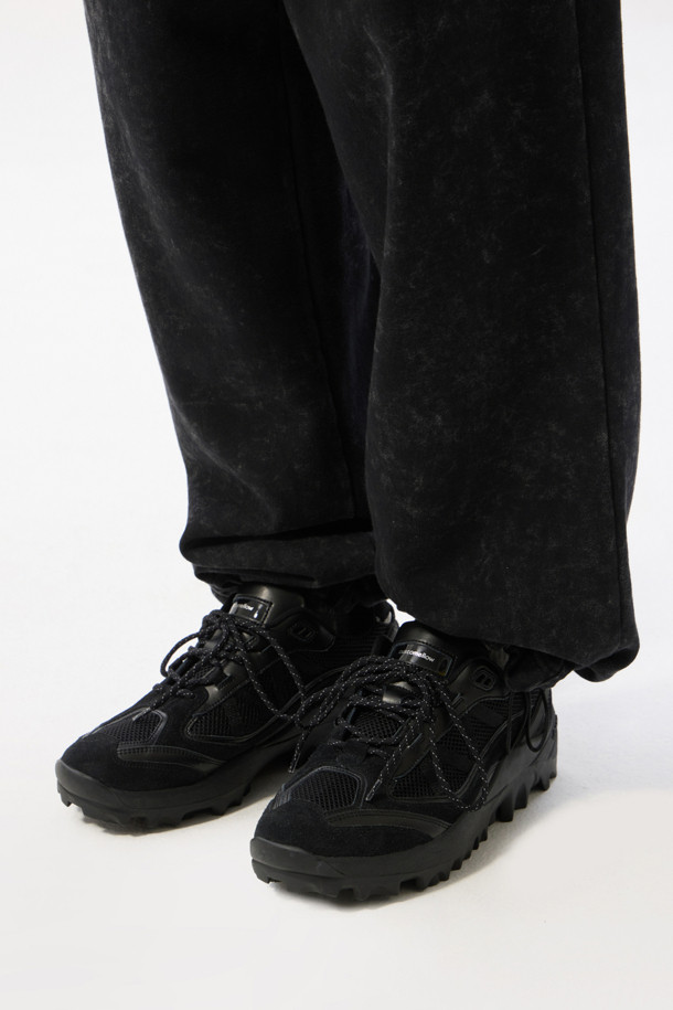 블랙 비브람 로우 스니커즈는 남성 고객을 위한 사계절용 운동화입니다. 라운드 앞코 디자인과 무지 패턴으로 어떤 옷에도 잘 어울리는 캐주얼한 스타일을 연출합니다. 통기성이 좋은 메시 소재에 비브람 아웃솔을 사용하여 내구성과 충격 흡수 기능이 뛰어나며, 스포티한 디자인과 로고 디테일로 포인트를 더했습니다. 끈 형식의 신발 여밈과 로우탑 디자인으로 편안한 착용감을 제공하며, 동네 마실룩, 산책룩, 여행룩 등 다양한 TPO에 활용하기 좋습니다. 미니멀하고 스포티한 스타일을 선호하는 고객에게 적합합니다.
