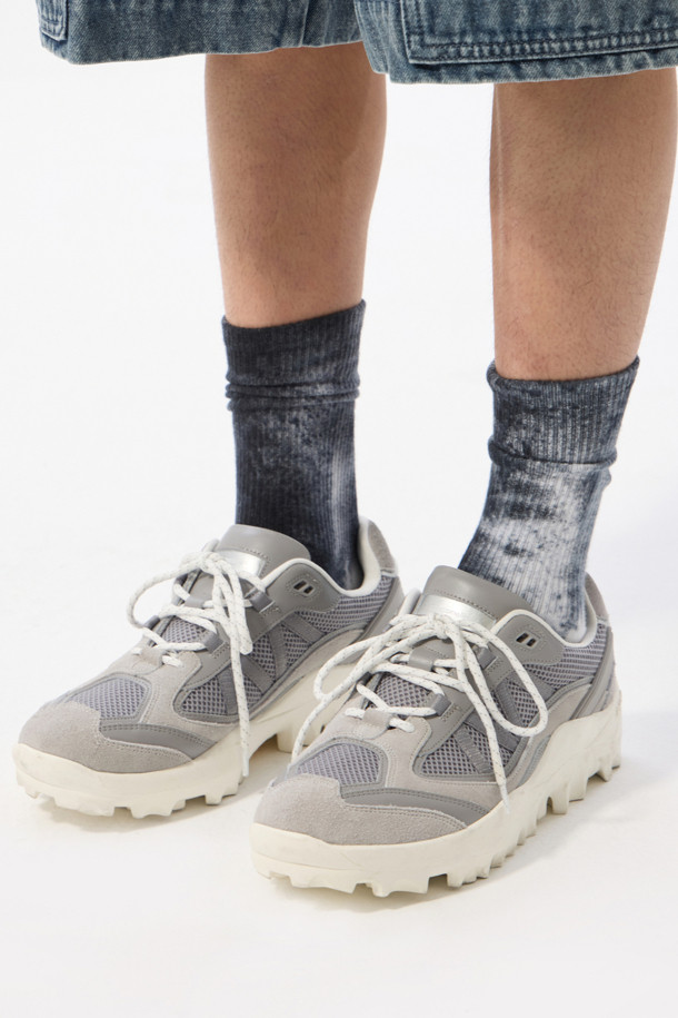 그레이 비브람 로우 스니커즈는 남성용 신발로, 캐주얼, 미니멀, 스포티한 스타일을 연출하기에 좋습니다. 사계절 모두 착용 가능하며, 동네 마실룩, 산책룩, 여행룩에 적합합니다. 라운드 앞코에 메쉬 소재, 플랫 굽으로 편안함을 더했고, 로우컷 탑라인과 끈 타입으로 디자인되었습니다. 비브람 아웃솔을 사용하여 충격 흡수와 통기성이 뛰어나며, 스페어 끈과 로고 디테일로 포인트를 더했습니다.
