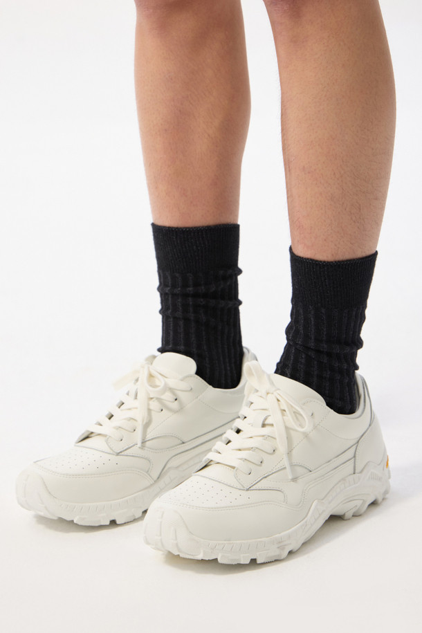 화이트 레더 스니커즈는 남성을 위한 베이직하고 심플한 디자인의 운동화입니다. 사계절용으로, 부드러운 소가죽 소재와 내구성이 뛰어난 비브람 솔을 사용하여 편안함과 스타일을 모두 갖췄습니다. 라운드 형태의 앞코와 끈으로 묶는 디자인, 로우탑 스타일로 제작되었으며, 무지 패턴으로 다양한 스타일에 매치하기 좋습니다. 일상생활, 산책, 출근 등 다양한 TPO에 활용 가능하며, 충격 흡수 기능으로 편안한 착용감을 제공합니다.
