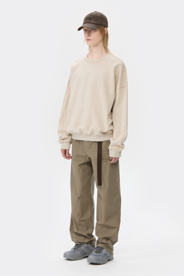 그레이 컬러의 Vibram(비브람) 하이브리드 스니커즈는 남성 고객을 위해 디자인되었습니다. 스웨이드와 메쉬 소재를 사용하여 사계절 모두 착용 가능하며, 일상과 아웃도어 활동에 적합합니다. 비브람 아웃솔을 적용하여 내구성과 충격 흡수 기능을 제공하며, 힐탭 스트랩과 3M 스트링, 로고 패턴으로 포인트를 더했습니다. 유틸리티 스타일의 캐주얼, 고프코어, 미니멀 룩에 잘 어울리는 아이템입니다.
