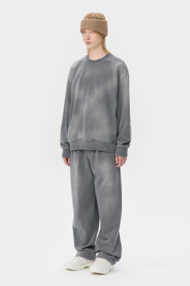 화이트 비브람 하이브리드 스니커즈는 일상과 아웃도어 활동 모두에 적합한 남성용 스니커즈입니다. 스웨이드와 메쉬 소재의 조화로 제작되었으며, 라운드 앞코에 플랫 굽 디자인으로 편안한 착용감을 제공합니다. 비브람 아웃솔을 사용하여 탁월한 접지력과 내구성을 자랑하며, 충격 흡수 기능으로 활동성을 높였습니다. 힐탭 스트랩, 3M 스트링, 유틸리티 스타일의 디테일과 로고 패턴이 더해져 캐주얼, 미니멀, 클래식 스타일을 완성합니다. 여행룩과 산책룩에 활용하기 좋은 디자인입니다.
