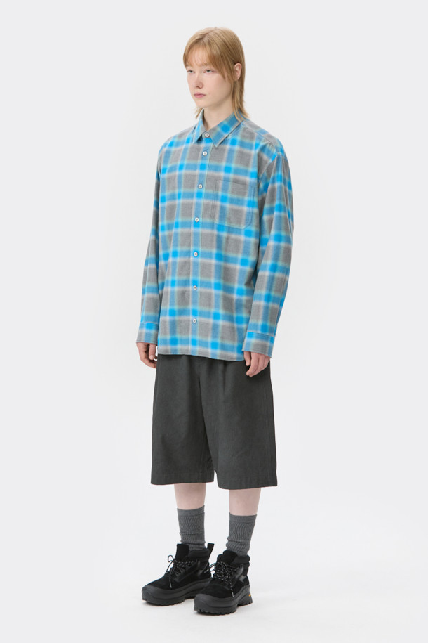 블랙 비브람 하이브리드 부츠는 남성용 부츠로, 하이킹과 일상생활 모두에 적합한 디자인입니다. 스웨이드, 합성가죽, 메쉬 소재를 사용하여 가을, 겨울철에 따뜻하고 편안하게 착용할 수 있습니다. 라운드 앞코에 하이탑 디자인, 레이스업 방식을 적용했으며, 힐탭 스트랩, 3M 스트링, 비브람 아웃솔을 통해 기능성과 내구성을 높였습니다. 충격 흡수 기능과 스티치 디테일, 레이어드 가죽 패널을 더해 스트리트, 스포티, 고프코어 및 워크웨어 스타일을 완성할 수 있습니다.
