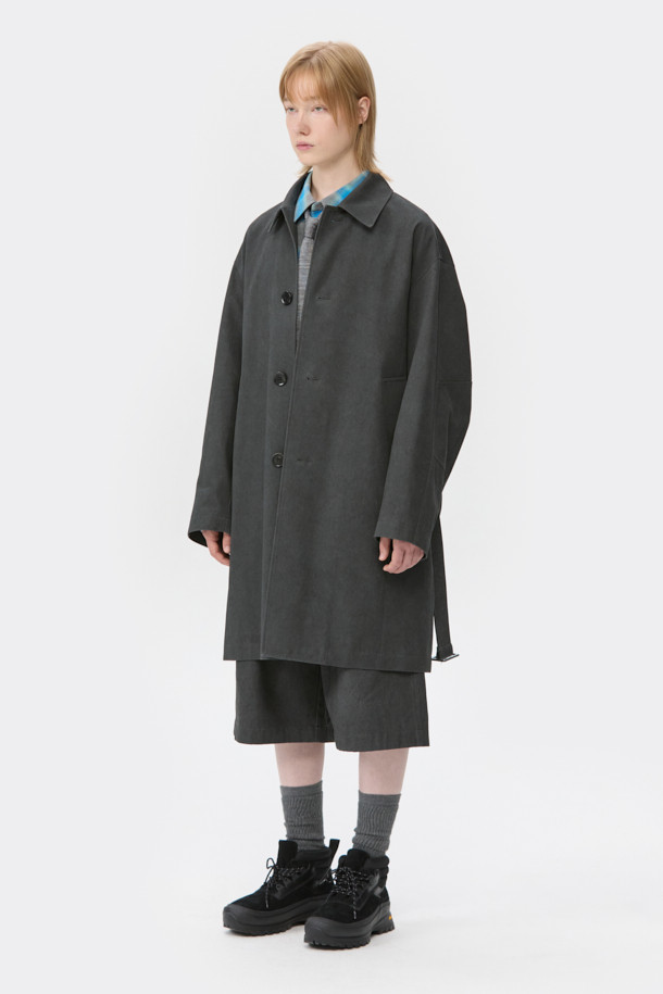 세련된 스타일을 완성하는 그레이 벨티드 맥 코트입니다. 남녀 공용으로, 봄, 가을 시즌에 착용하기 좋은 오버핏 디자인의 맥 코트입니다. 베이직하고 클래식한 무드를 자아내며, 무지 패턴과 허리 벨트로 포인트를 더했습니다. 히든 버튼 여밈과 긴 소매 기장으로 깔끔한 실루엣을 연출하며, 출근룩, 비즈니스 캐주얼, 모임룩 등 다양한 TPO에 활용할 수 있습니다. 면 소재로 제작되어 편안한 착용감을 선사하며, 미니멀하고 시크한 스타일을 완성해 보세요.
