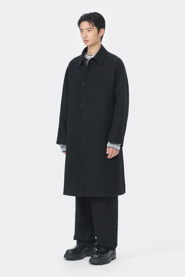 블랙 울 린넨 발마칸 코트는 남성용 아우터로, 가을과 겨울에 착용하기 좋습니다. 미니멀하고 클래식한 스타일을 추구하는 분들께 적합하며, 출근룩, 비즈니스 캐주얼, 모임룩 등 다양한 TPO에 활용할 수 있습니다. 롱 기장의 레귤러핏 발마칸 코트로, 히든 여밈 방식과 래글런 소매, 사이드 벤트 디테일이 특징입니다. 울과 린넨 혼방 소재로 제작되어 두꺼운 두께감을 자랑하며, 시크한 무드를 연출합니다.
