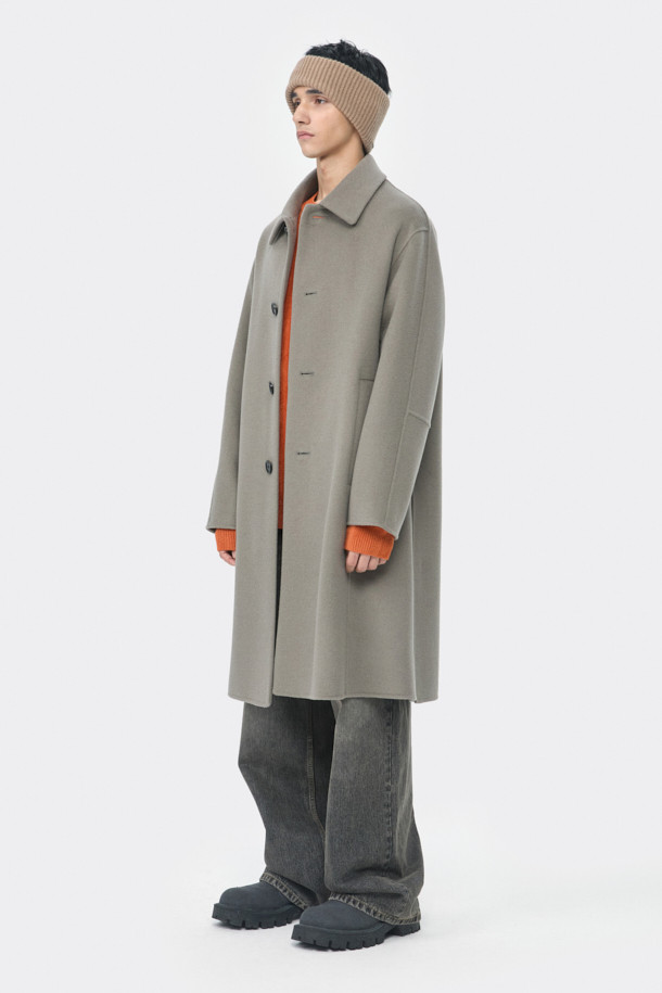 베이지 컬러의 캐시미어 블렌디드 발마칸 코트입니다. 울, 캐시미어, 폴리에스터, 나일론, 레이온, 아크릴, 코튼 등 다양한 소재를 혼방하여 부드러운 촉감과 두꺼운 두께감을 선사합니다. 클래식하고 미니멀한 스타일로, 백 돌먼 소매 디자인과 핸드메이드 공법 봉제가 특징입니다. 레귤러 핏에 싱글 버튼 여밈 방식이며, 가을과 겨울에 출근룩, 비즈니스 캐주얼, 모임룩 등 다양한 TPO에 활용하기 좋습니다. 시크한 매력을 더해주는 베이직한 디자인의 남성용 발마칸 코트입니다.
