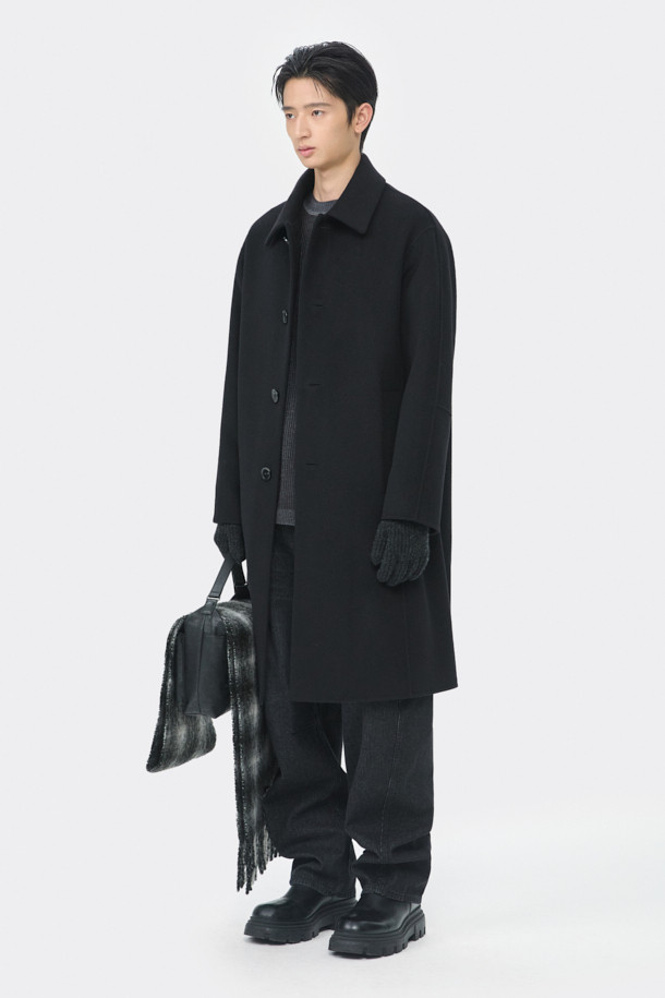 블랙 캐시미어 블렌디드 발마칸 코트는 남성용 아우터로, 가을과 겨울에 착용하기 좋습니다. 부드러운 촉감의 울, 캐시미어 혼방 소재로 제작되어 일상, 출근룩, 비즈니스 캐주얼, 모임룩 등 다양한 TPO에 활용 가능합니다. 클래식, 미니멀, 시크 스타일을 연출하기 좋으며, 레귤러 핏과 긴 소매 기장이 특징입니다. 백 돌먼 소매 디자인과 핸드메이드 공법 봉제로 완성되어 고급스러움을 더합니다. 싱글 버튼 여밈 방식의 두꺼운 발마칸 코트로, 따뜻함과 스타일을 동시에 잡을 수 있습니다.
