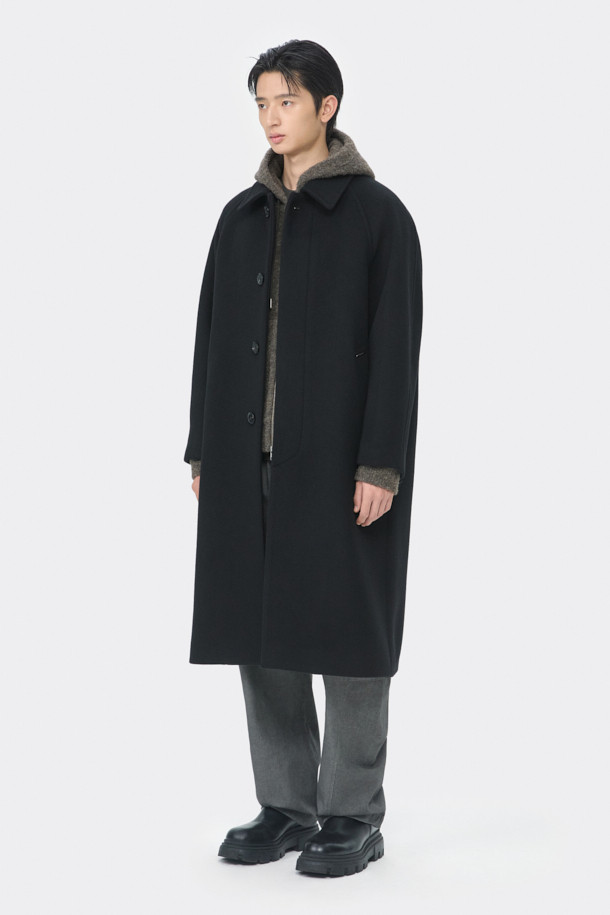 블랙 캐시미어 블렌디드 오버사이즈 핏 발마칸 코트는 미니멀하고 클래식한 스타일을 추구하는 남성분들을 위한 아우터입니다. 울, 캐시미어, 폴리에스테르 등 다양한 소재를 혼방하여 부드러운 촉감과 보온성을 동시에 잡았습니다. 래글런 소매 디자인으로 활동성을 높였으며, 히든 버튼 여밈 방식으로 깔끔한 실루엣을 연출합니다. 롱 기장과 오버핏으로 트렌디함을 더했으며, 가을, 겨울철 출근룩, 오피스룩, 모임룩 등 다양한 TPO에 활용 가능합니다. 시크하고 세련된 블랙 컬러의 발마칸 코트로 당신의 스타일을 완성해보세요.
