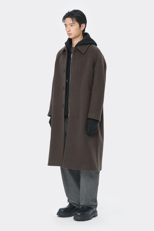 부드러운 캐시미어 블렌딩 소재의 브라운 발마칸 코트입니다. 오버핏으로 제작되어 편안하면서도 세련된 실루엣을 연출하며, 가을과 겨울에 따뜻하게 착용하기 좋습니다. 히든 버튼 여밈 방식과 래글런 소매 디테일이 특징이며, 클래식하고 미니멀한 디자인으로 다양한 스타일을 소화할 수 있습니다. 출근룩, 비즈니스 캐주얼, 모임룩 등 TPO에 구애받지 않고 시크하게 연출해보세요. 울, 캐시미어, 폴리에스테르, 앙고라 혼방으로 부드러운 촉감과 보온성을 제공합니다.
