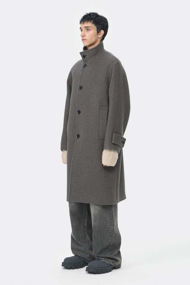 **브라운 울 하이넥 코트**

부드러운 멜란지 브라운 컬러의 남성용 울 하이넥 코트입니다. 가을과 겨울, 쌀쌀한 날씨에 따뜻하게 착용할 수 있는 두꺼운 두께감의 롱 코트입니다. 미니멀하고 베이직한 디자인으로, 출근룩, 비즈니스 캐주얼, 모임룩 등 다양한 TPO에 활용 가능합니다. 래글런 소매 디테일이 돋보이며, 레귤러핏으로 제작되어 편안한 착용감을 선사합니다. 싱글 버튼 여밈 방식으로 클래식, 미니멀, 시크 스타일을 연출하기 좋습니다.
