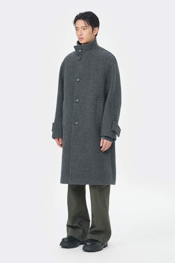 멜란지 그레이 컬러의 남성용 하이넥 코트입니다. 울과 나일론 혼방 소재로 제작되어 가을, 겨울 시즌에 적합하며, 두꺼운 두께감으로 보온성을 높였습니다. 래글런 소매 디테일이 돋보이는 레귤러핏 코트로, 버튼 여밈 방식과 무지 디자인으로 베이직하면서도 미니멀한 스타일을 연출합니다. 출근룩, 비즈니스 캐주얼, 모임룩 등 다양한 TPO에 활용 가능하며, 클래식, 미니멀, 시크한 스타일을 완성합니다.
