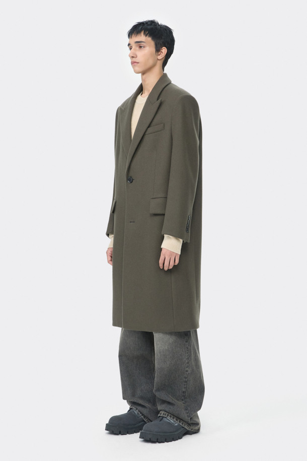 베이지 색상의 오버핏 피크드 라펠 코트입니다. 울, 나일론, 캐시미어 혼방 소재로 제작되어 가을, 겨울 시즌에 따뜻하게 착용할 수 있습니다. 미니멀하고 클래식한 스타일로, 출근룩, 오피스룩, 모임룩 등 다양한 TPO에 활용 가능합니다. 싱글 버튼 여밈 방식으로 깔끔하며, 롱 기장과 오버핏 실루엣이 시크한 분위기를 연출합니다. 무지 디자인으로 어떤 옷에도 쉽게 매치할 수 있는 데일리 코트입니다.
