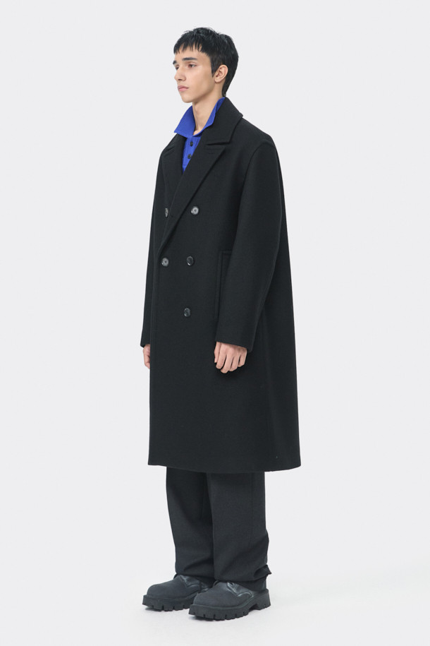 이탈리아 MANTECO 울 소재의 블랙 울 더블 브레스티드 코트입니다. 가을, 겨울 시즌에 어울리는 두꺼운 두께감과 롱 기장으로 클래식하고 미니멀한 스타일을 연출합니다. 더블 버튼 여밈 방식과 오버핏 디자인으로 제작되어 시크한 무드를 더해줍니다. 출근룩, 오피스룩, 모임룩 등 다양한 TPO에 활용 가능하며, 어떤 스타일에도 세련되게 매치할 수 있습니다.
