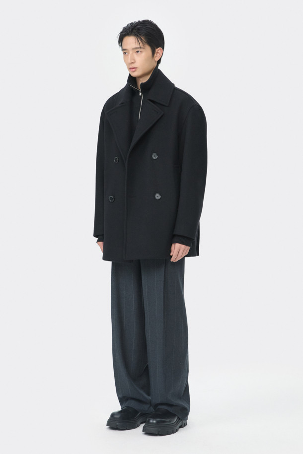 블랙 울 피코트는 클래식과 미니멀 무드를 동시에 연출하는 남성용 아우터입니다. 이탈리아 FORTEX 소재의 고급 울, 나일론, 캐시미어 혼방으로 제작되어 두꺼운 두께감과 매트한 촉감을 자랑합니다. 더블 버튼 여밈과 릴랙스 핏 디자인은 편안하면서도 세련된 스타일을 선사하며, 가을과 겨울철 출근룩, 비즈니스 캐주얼, 모임룩 등 다양한 TPO에 활용 가능합니다. 기본에 충실한 디자인으로 시크한 매력을 더하여 당신의 옷장에 품격을 더해줄 것입니다. 
