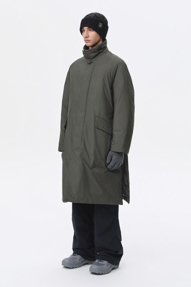 카키 로브 다운 코트는 남성용 겨울 아우터로, 베이직한 스타일에 클래식, 미니멀, 캐주얼 스타일을 모두 아우릅니다. 두꺼운 두께감의 오버핏으로 제작되었으며, 허리 로브 장식으로 포인트를 더했습니다. 80/20 구스다운 충전재와 경량 소재로 제작되어 보온성과 편안함을 동시에 느낄 수 있습니다. 무지 디자인에 긴 소매 기장, 로브 여밈 방식을 갖춘 다운 코트입니다. 폴리에스테르 소재로 제작되었습니다.
