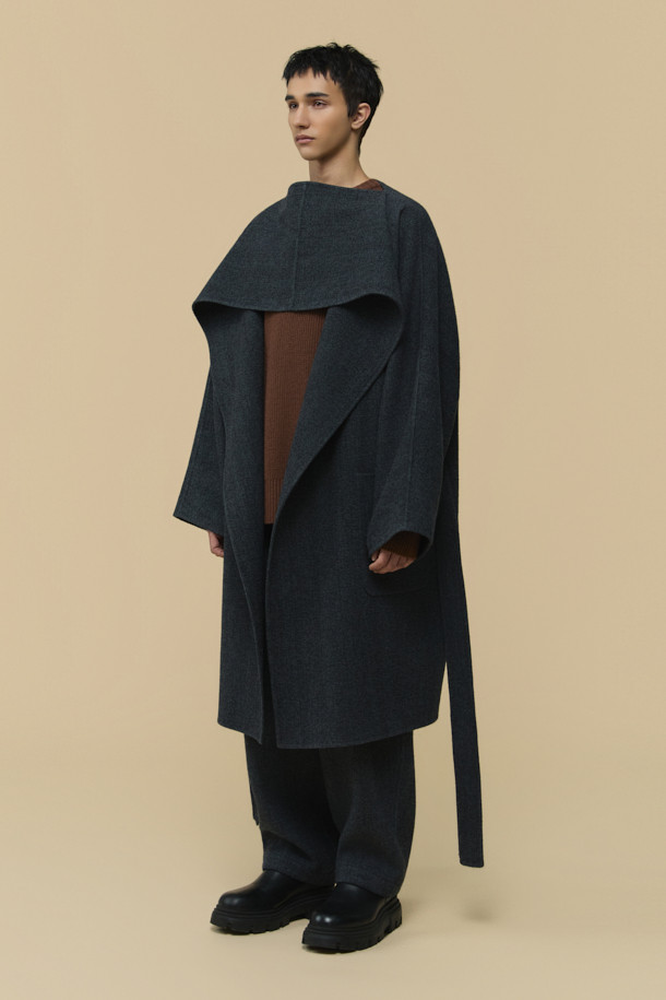 HED MAYNER (헤드 메이너)의 Grey Back Slit Robe Coat (그레이 백 슬릿 로브 코트)는 미니멀한 스타일을 추구하는 당신을 위한 아우터입니다. 가을, 겨울 시즌에 어울리는 롱 기장의 로브 코트로, 이탈리안 울 원단을 사용하여 부드러운 촉감을 선사합니다. 오버핏과 루즈핏으로 편안한 착용감을 강조하며, 후면 넥 슬릿과 벨트 허리 슬릿 구조가 독특한 디자인 포인트를 더합니다. 출근룩, 오피스룩, 모임룩 등 다양한 TPO에 활용 가능한 클래식하고 시크한 아이템입니다.
