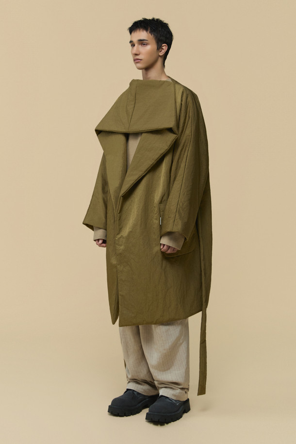 [HED MAYNER] 골드 백 슬릿 로브 코트는 남성용 아우터로, 가을과 겨울에 착용하기 좋습니다. 미니멀하고 모던한 스타일의 이 로브 코트는 부드러운 촉감의 나일론 소재와 넉넉한 오버핏으로 제작되었습니다. 등 부분의 넥 슬릿 디테일과 벨트 허리 슬릿 구조가 특징이며, 내부에는 패딩 안감과 외부 및 내부 포켓이 있어 실용성을 더했습니다. 광택감 있는 골드 컬러는 출근룩이나 모임룩에 시크하고 클래식한 분위기를 연출합니다.
