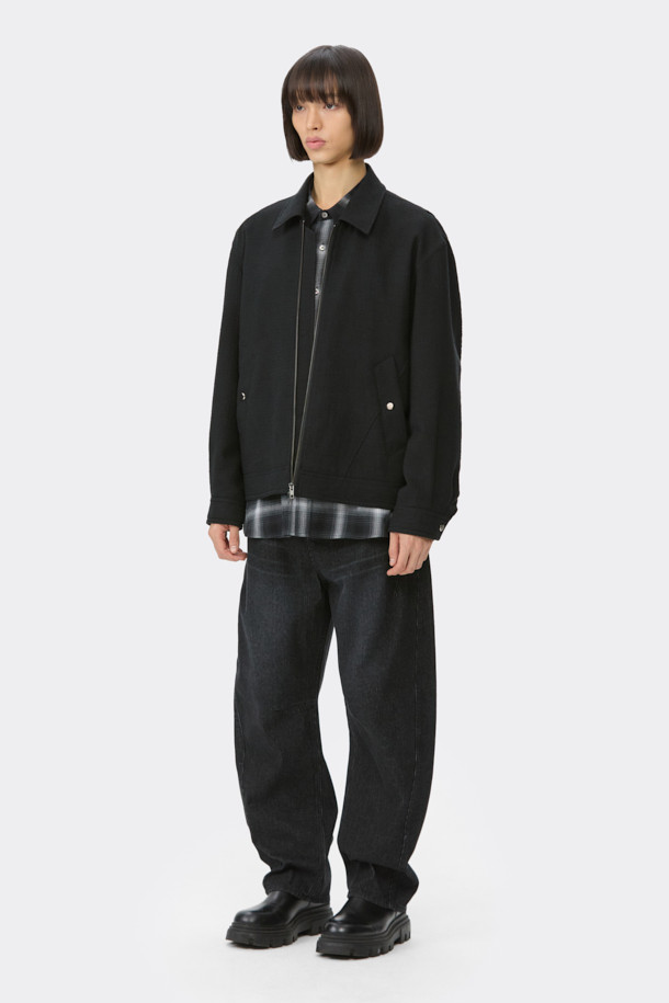 블랙 트위드 지퍼 재킷은 남성용 아우터로, 가을과 겨울에 어울리는 두꺼운 두께감의 자켓입니다. 미니멀하고 클래식한 스타일을 기반으로, YKK 2-Way 지퍼와 사선 절개 디테일이 돋보입니다. 코튼, 울, 아크릴, 나일론 혼방 소재로 제작되어 시크하고 세련된 분위기를 연출합니다. 출근룩과 모임룩 모두 활용 가능하며, 오버핏으로 편안한 착용감을 선사합니다. 긴 소매 기장의 레귤러 기장으로, 다양한 스타일링에 용이합니다.
