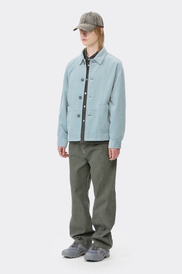 산뜻한 민트 컬러가 돋보이는 코듀로이 워크 재킷입니다. 봄, 가을 간절기에 활용하기 좋으며, 캐주얼 및 베이직 스타일을 연출하기에 적합합니다. 두꺼운 코듀로이 소재로 제작되어 보온성을 높였으며, 오버핏 크롭 기장으로 트렌디한 핏을 선사합니다. 넉넉한 아웃포켓 디테일과 버튼 여밈 방식이 특징이며, 일상, 봄 소풍, 캠핑 등 다양한 TPO에 매치할 수 있습니다. 미니멀, 워크웨어 스타일을 선호하는 남성분들에게 추천합니다.
